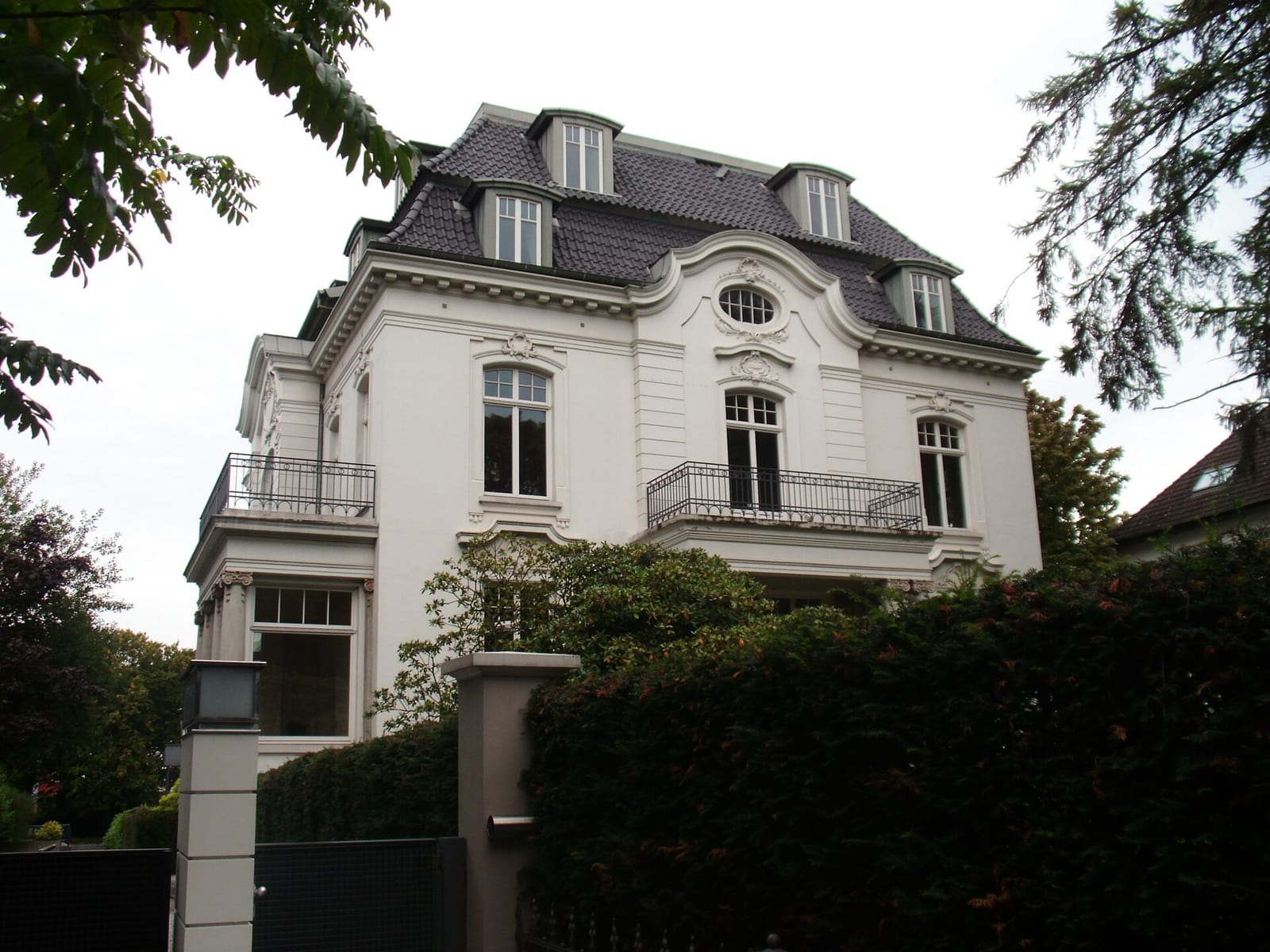 Villa of 1903 on Hamburg's Elbchaussee with white rendered facade and mature trees