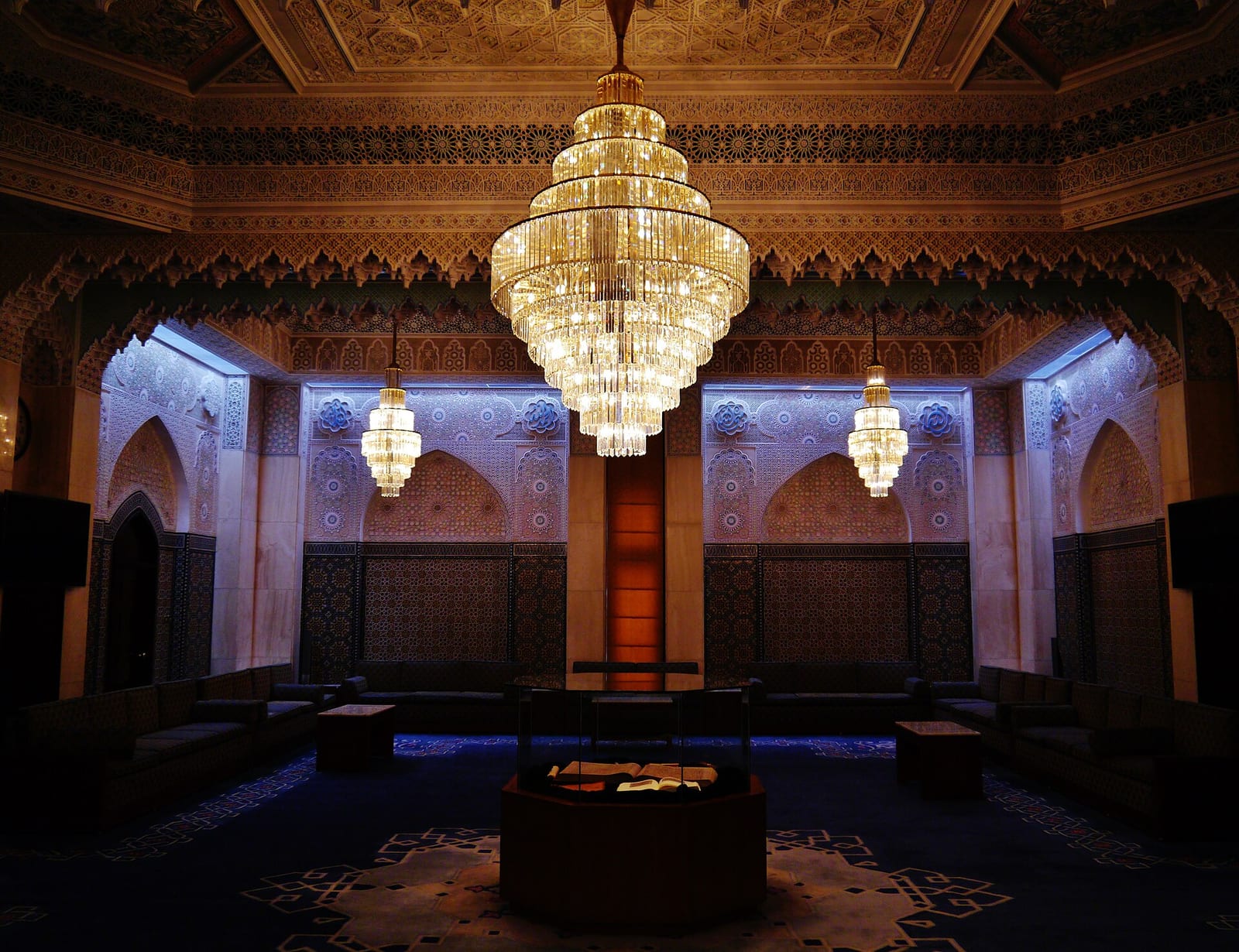 The Emir's reception room in the Grand Mosque of Kuwait City: perimeter seating, patterned carpet, ornate walls and a central chandelier, December 2022.