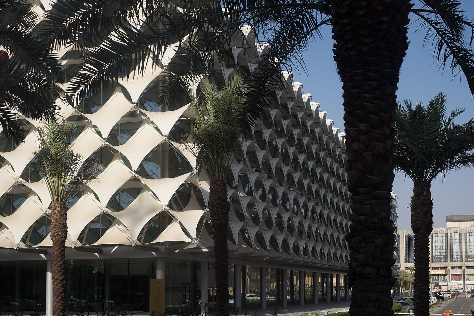 Facade of the King Fahd National Library in Riyadh with a diamond-pattern textile shading screen, 2016.