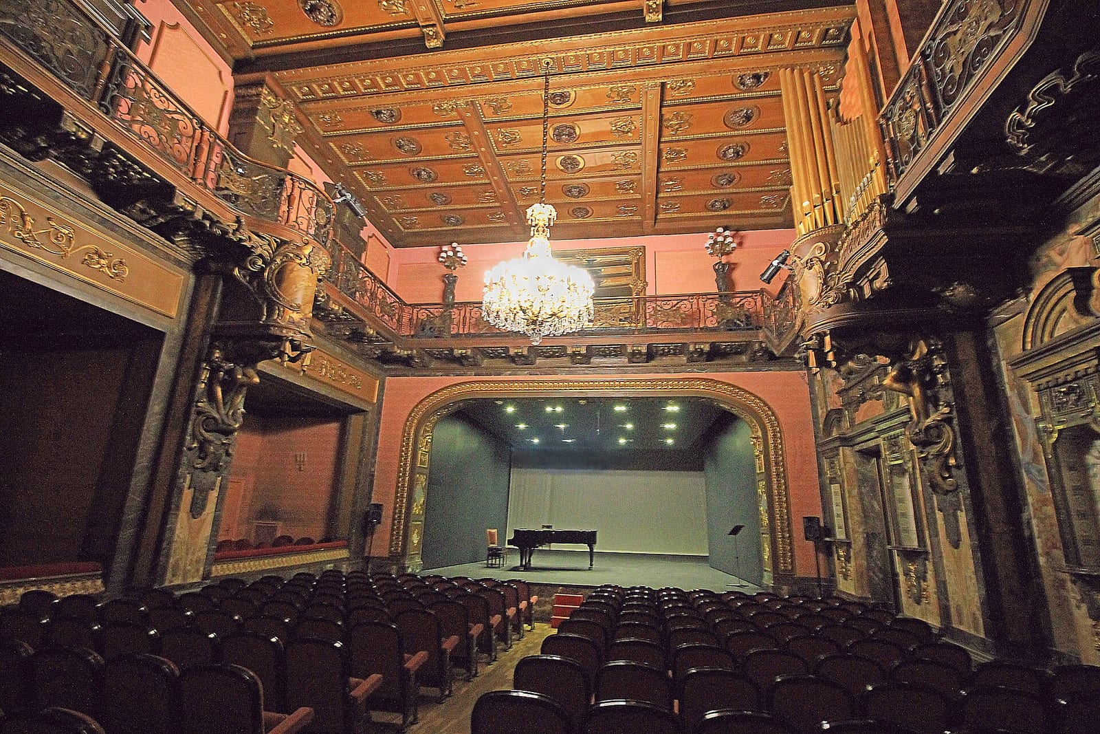 Gilded former ballroom of the Palacio Bauer in Madrid, with tall mirrored walls, chandeliers and a painted ceiling.