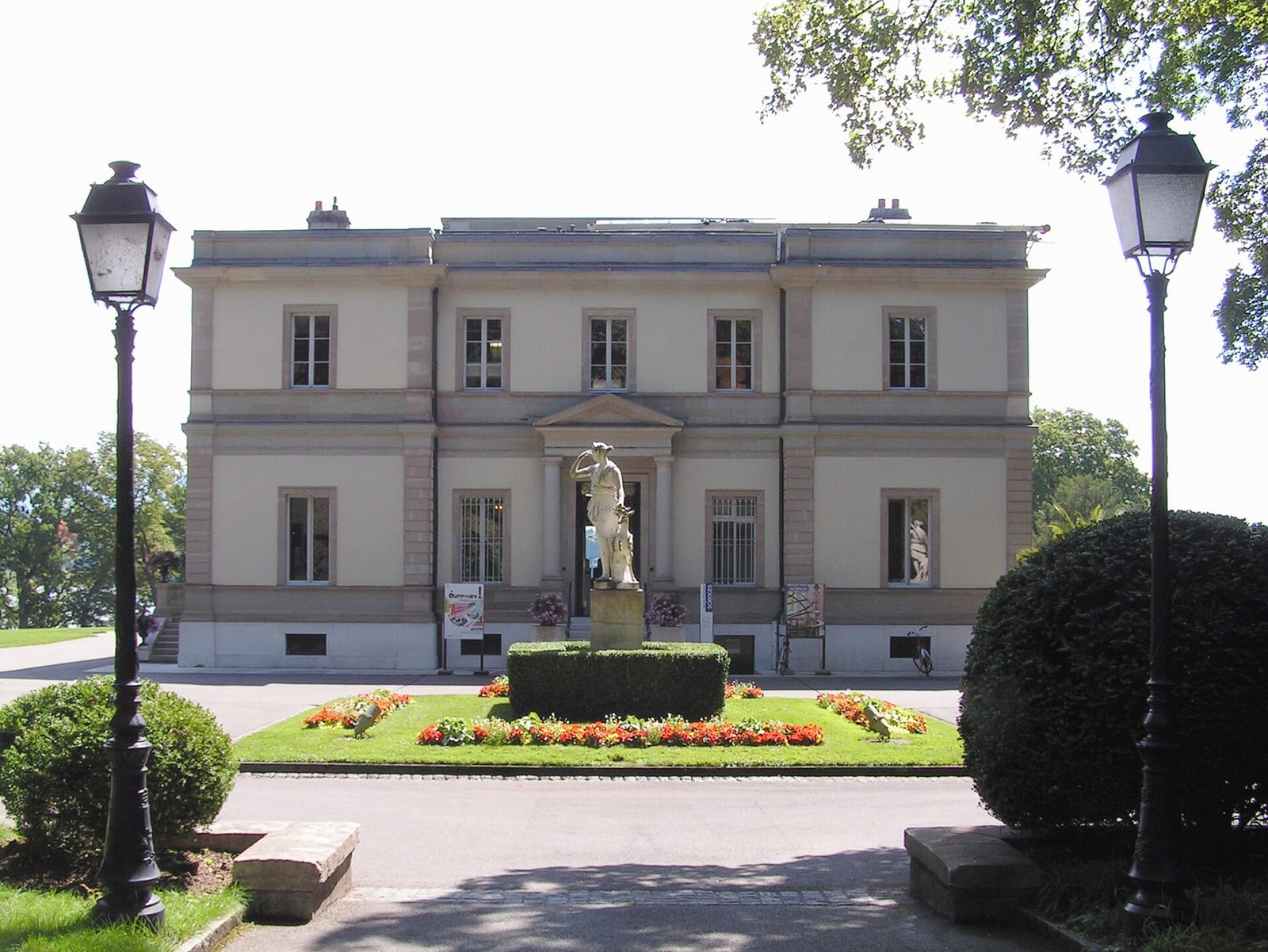 The neoclassical Villa Bartholoni on the Rue de Lausanne in Geneva, a pale stone house with a formal garden and lamp posts.