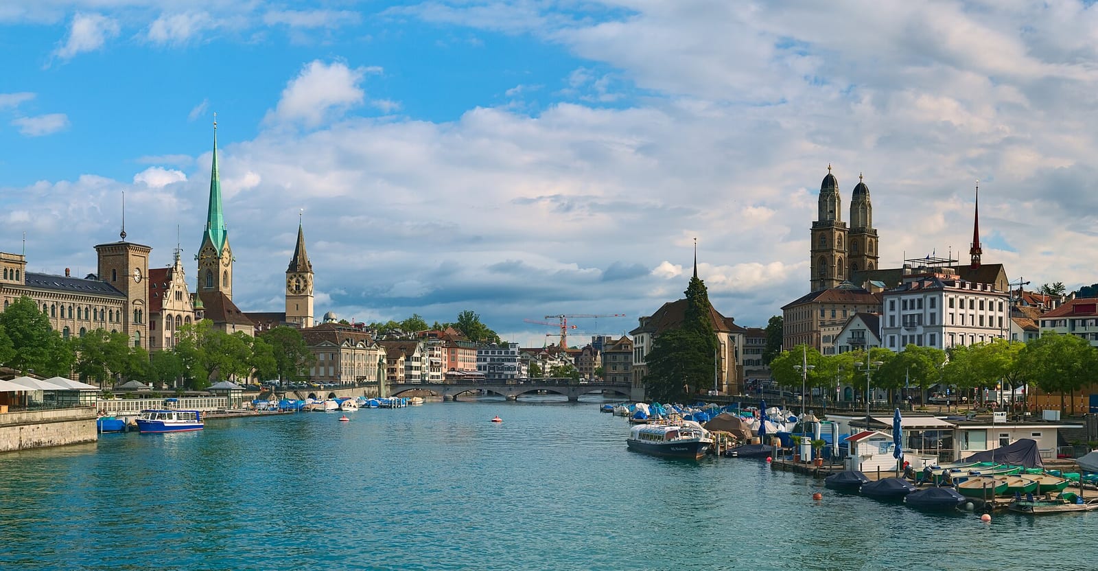 Zürich seen from the Quaibrücke in July 2020: the Limmat, the Fraumünster and Grossmünster towers and the lakefront quays.